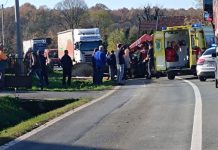 Vozačica ozlijeđena u sudaru s traktorom, promet zatvoren na državnoj cesti DC-28