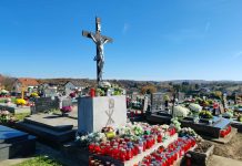 Čazmansko groblje na Dan Svih svetih ispunjeno cvijećem i svjetlom svijeća