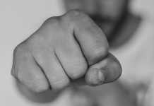 Svađa na parkiralištu u Čazmi završila fizičkim sukobom, jedan muškarac priveden