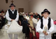 Čuvari starina iz Ruškovca predstavili moslavački običaj unošenja slame na Badnjak