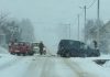 Snježno slijetanje sa ceste: nepažnja, neiskustvo ili ljetne gume?