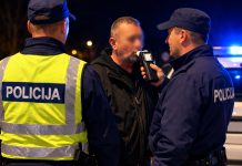 Bez vozačke i pod utjecajem alkohola vozio kroz Dapce, policija mu privremeno oduzela vozilo!