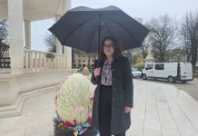 Djelatnici Komunalca postavili velike pisanice u parku, najavljen program za najmlađe