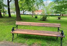 U parku na Radićevom trgu postavljene klupe i koševi za smeće