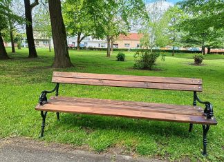 U parku na Radićevom trgu postavljene klupe i koševi za smeće
