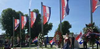 Križevci: Povodom Dana državnosti položeni vijenci i zapaljene svijeće