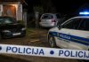 Sjekirom divljao u Suhaji: Oštetio automobile i ulazna vrata kuće, potom i službeno vozilo policije
