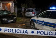 Sjekirom divljao u Suhaji: Oštetio automobile i ulazna vrata kuće, potom i službeno vozilo policije