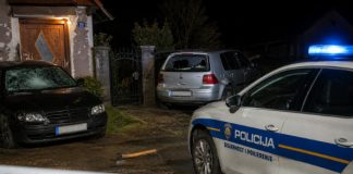 Sjekirom divljao u Suhaji: Oštetio automobile i ulazna vrata kuće, potom i službeno vozilo policije