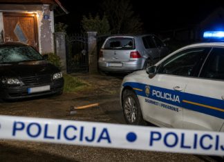 Sjekirom divljao u Suhaji: Oštetio automobile i ulazna vrata kuće, potom i službeno vozilo policije