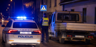 Užas u Garešnici: tijekom vožnje ispao iz otvorenog tovarnog prostora pick-upa i teško stradao