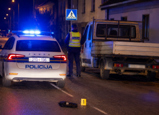 Užas u Garešnici: tijekom vožnje ispao iz otvorenog tovarnog prostora pick-upa i teško stradao