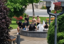 Mladi Čazmanci otvorili sezonu kupanja – u gradskoj fontani