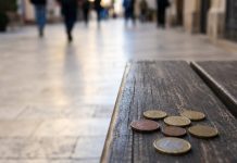 Prosila ispred crkve, završila na sudu