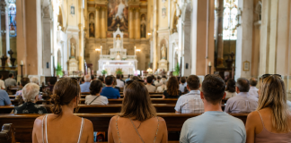 Župnik upozorio na neprikladno odijevanje u crkvi: Vjernici ga podržali