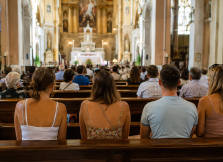 Župnik upozorio na neprikladno odijevanje u crkvi: Vjernici ga podržali