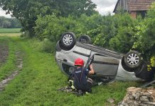 Vatrogasci iz Rovišća nakon jučerašnjeg nevremena ponovno na intervenciji: Automobil završio na krovu između Rovišća i Tuka