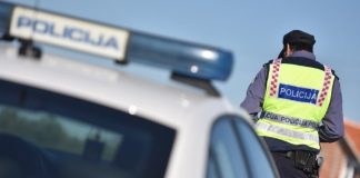 Iz teretnog vozila iscurilo oko 280 litara dizela: Gorivo završilo u dvorištu, bunaru i kanalu koji se ulijeva u rijeku Garešnicu