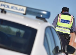 Iz teretnog vozila iscurilo oko 280 litara dizela: Gorivo završilo u dvorištu, bunaru i kanalu koji se ulijeva u rijeku Garešnicu