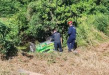 Čazmanski vatrogasci nakon prometne nesreće izvukli automobil iz starog korita Česme