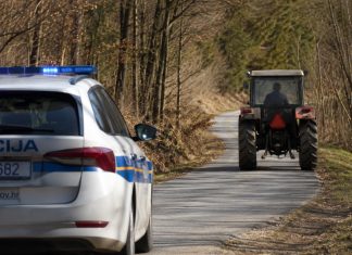 Sedamnaestogodišnjak traktorom bježao od policije kroz Veliku Barnu