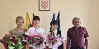 Odličan uspjeh nagrađen vrijednim poklonima: Općina Nova Rača darovala dvije učenice