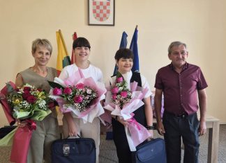 Odličan uspjeh nagrađen vrijednim poklonima: Općina Nova Rača darovala dvije učenice