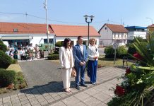 Polaganjem vijenaca i paljenjem svijeća kod spomenika poginulim hrvatskim braniteljima u Čazmi započelo je obilježavanje Dana Grada