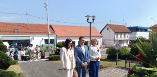 Polaganjem vijenaca i paljenjem svijeća kod spomenika poginulim hrvatskim braniteljima u Čazmi započelo je obilježavanje Dana Grada
