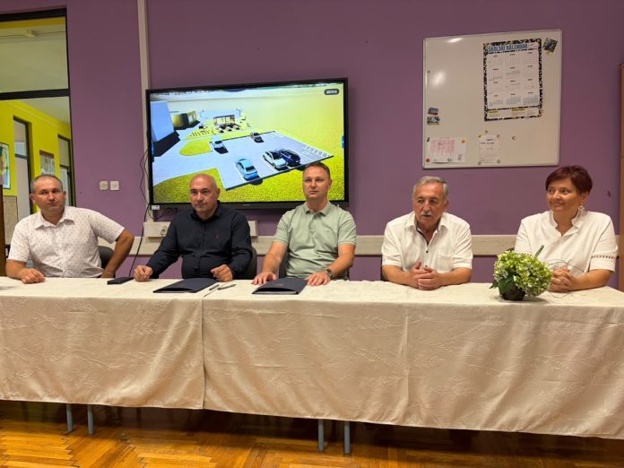 velika trnovitica škola