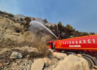 FOTO/VIDEO Čazmanski vatrogasci javili nam se iz Dalmacije: Pogledajte prizore s požarišta kod Omiša