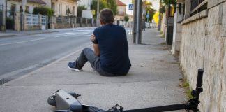 U Garešnici pao s električnog romobila i ozlijedio se, policija mu oduzela vozilo