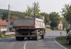 Kamenje se rasulo s teretnog vozila i oštetilo automobil, vozač kamiona nastavio vožnju