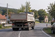 Kamenje se rasulo s teretnog vozila i oštetilo automobil, vozač kamiona nastavio vožnju