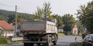 Kamenje se rasulo s teretnog vozila i oštetilo automobil, vozač kamiona nastavio vožnju