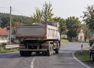 Kamenje se rasulo s teretnog vozila i oštetilo automobil, vozač kamiona nastavio vožnju