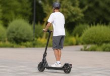 Maloljetnik pao s električnog romobila i udario u automobil, policija mu oduzela vozilo