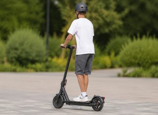 Maloljetnik pao s električnog romobila i udario u automobil, policija mu oduzela vozilo