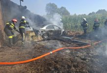Nevjerojatan požar u Srijedskoj: Sunce i vrućina zapalili automobil, vatra zahvatila sjenik