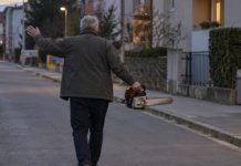 Nesvakidašnji prizor u Bjelovaru: Hodao ulicom i zamahivao upaljenom motornom pilom