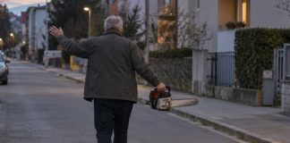 Nesvakidašnji prizor u Bjelovaru: Hodao ulicom i zamahivao upaljenom motornom pilom