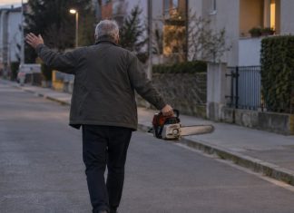 Nesvakidašnji prizor u Bjelovaru: Hodao ulicom i zamahivao upaljenom motornom pilom