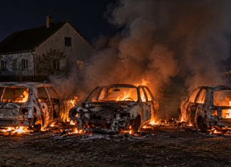 Zapalio tri automobilske karoserije i zadimio naselje, vatru gasili bjelovarski vatrogasci