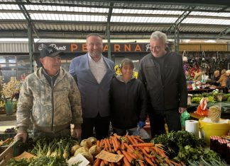 Povrće, zimnica i domaći sir: Brajdić razgovarao s proizvođačima na bjelovarskoj tržnici
